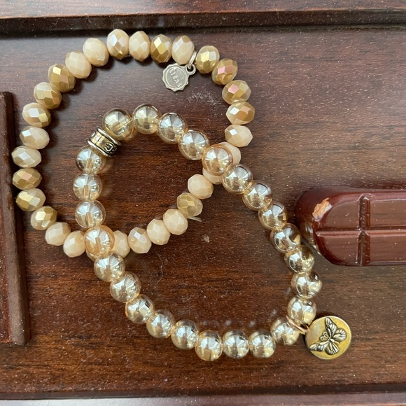 A pair of Bracelets - not real pearls - super cute and elastic - Picture 3 of 6